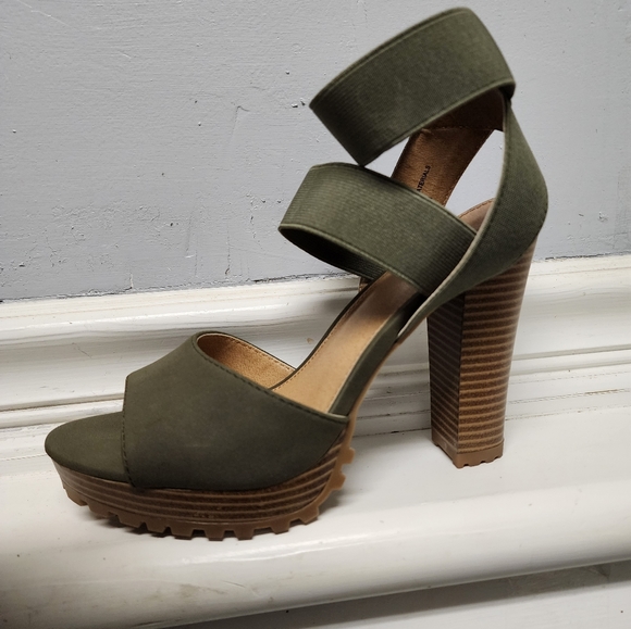 Women's Green Pumps - Picture 4 of 7